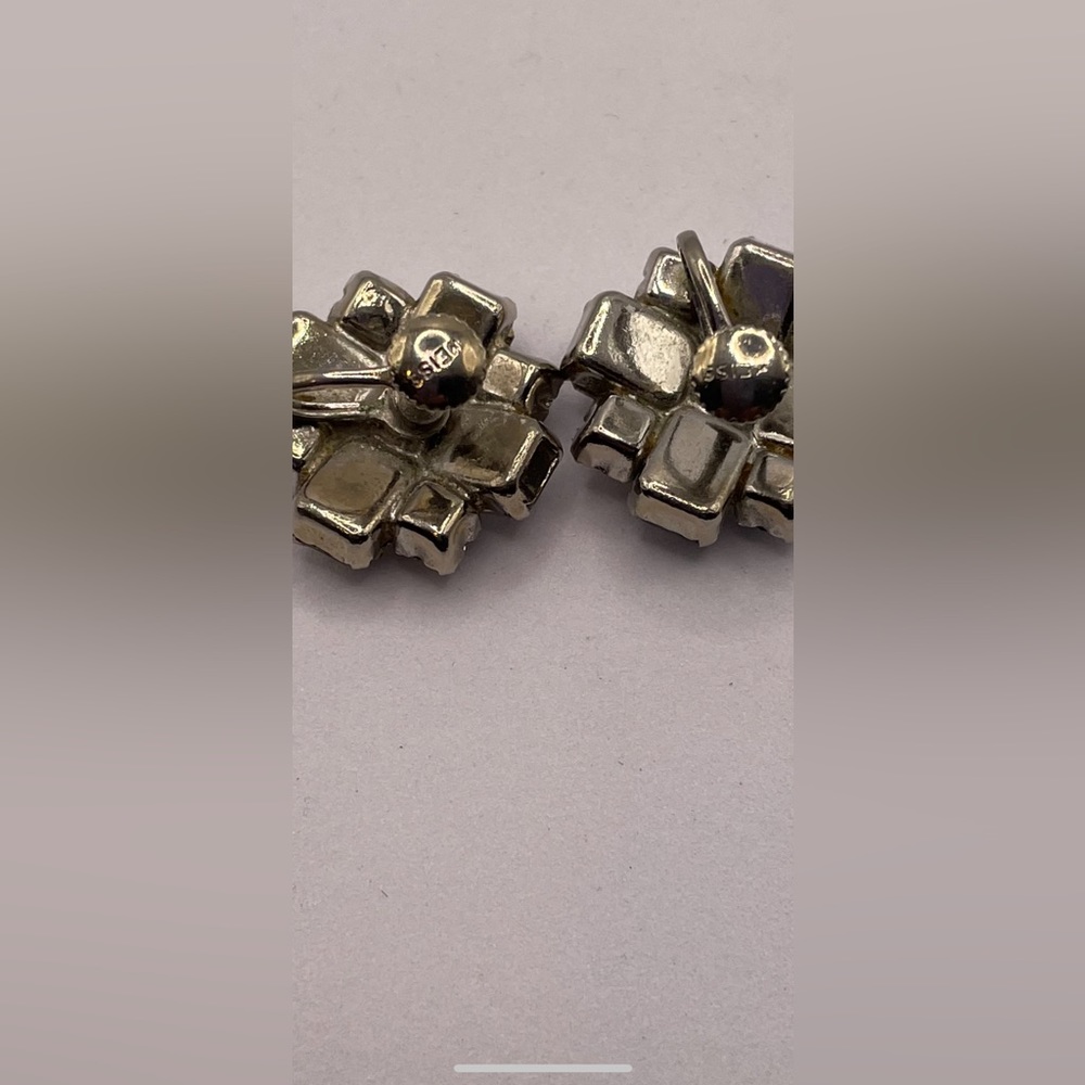 Vintage Weiss Silver Tone Screw Back Earrings with Faceted Crystals Signed - Picture 4 of 8